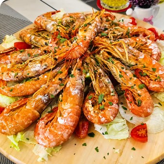 Bandeja de gambas a la plancha con ensalada