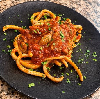Pasta con salsa de tomate y marisco